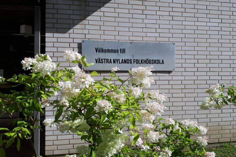 En skylt som innehåller texten Välkommen till Västra Nylands Folkhögskola.