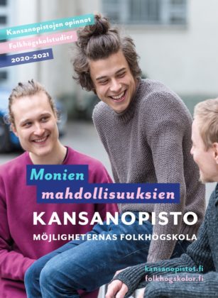 Monien mahdollisuuksien kansanopisto -esitteen kansikuva. Kolme kansanopistossa opiskelevaa nuorta miestä viettää aikaa opiston pihalla.