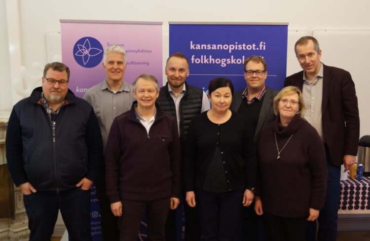 Kansanopistoyhdistyksen hallitus.