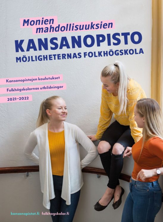 Tytöt viettämässä aikaa koulun portaikossa. Teksti: Monien mahdollisuuksien kansanopisto. Kansanopistojen koulutukset 2021-2022.