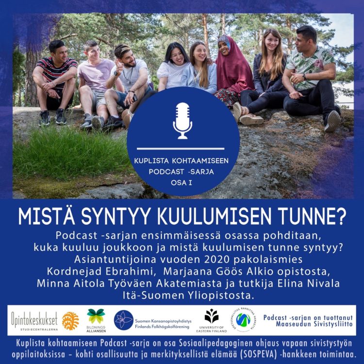 Maahanmuuttajataustaisia opiskelijoita istumassa kalliolla.
