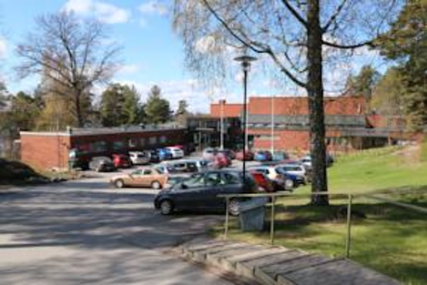 Varalan Urheiluopiston päärakennus.