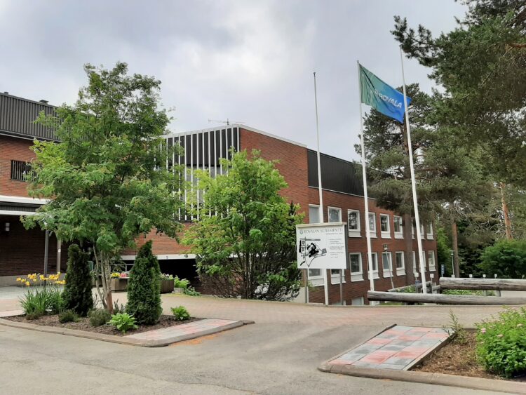 Rovala-Opiston päärakennus sekä puita.