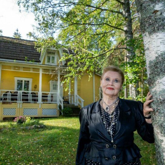 Maija Tenojoki kotitalonsa Rauhaniemen edessä Kainuun opistolla, Timo Kuva: Seppäläinen/Itä-Savo.