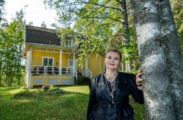 Maija Tenojoki kotitalonsa Rauhaniemen edessä Kainuun opistolla, Timo Kuva: Seppäläinen/Itä-Savo.