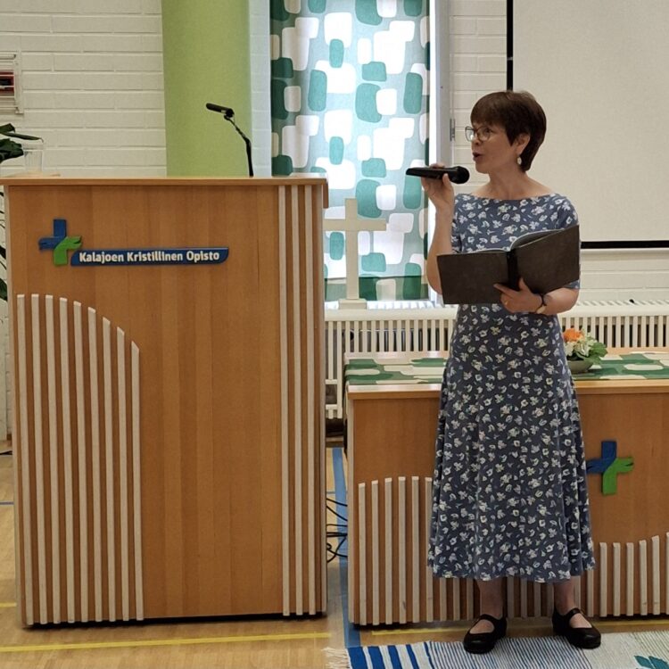 Näyttelijä, teatteripedagogi, Suomen Teatteriopiston rehtori Emilia Poikelainen.