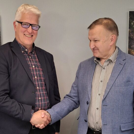 SKYn puheenjohtaja Kyösti Nyyssölä ja MPKn toiminnanjohtaja Antti Lehtisalo kättelevät.