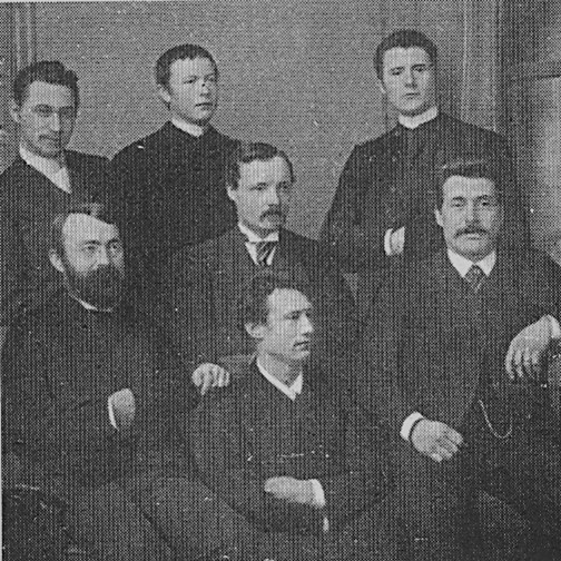 Ensimmäiset kansanopistojohtajat studiokuvassa.