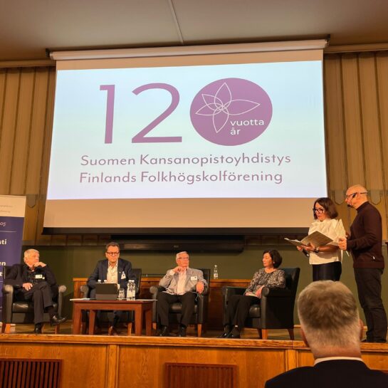 SKYn entiset puheenjohtajat lavalla yhdistyksen 120-vuotisjuhalseminaarissa.