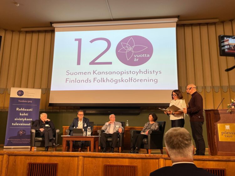 SKYn entiset puheenjohtajat lavalla yhdistyksen 120-vuotisjuhalseminaarissa.