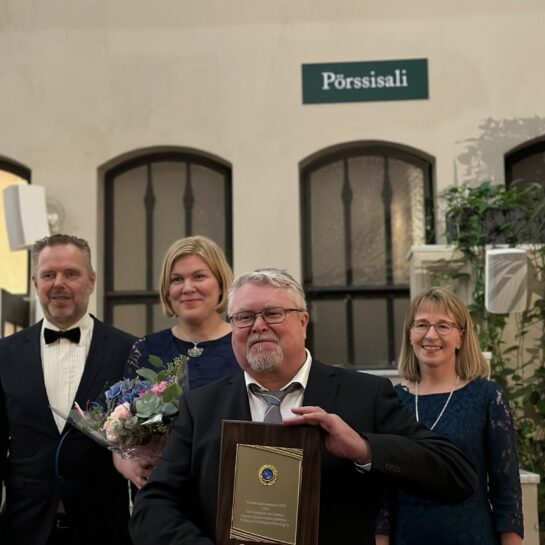 Vuoden kansanopisto -palkinnon saaneen JKOn edustajat