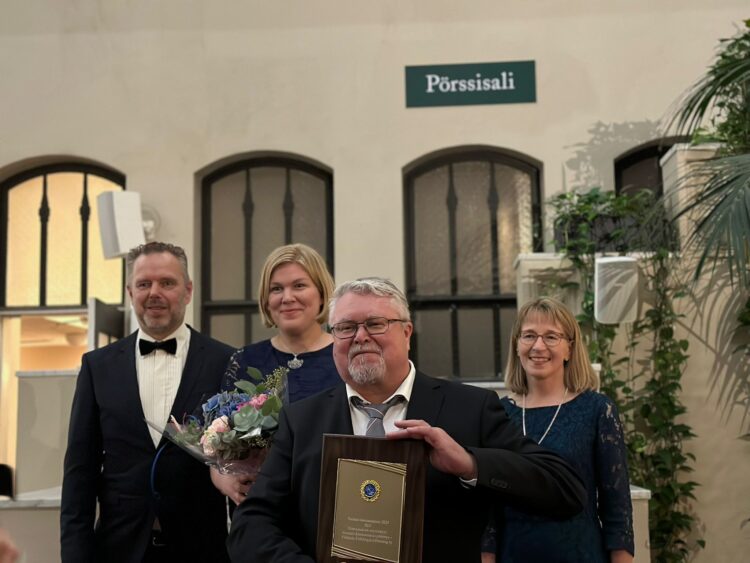 Vuoden kansanopisto -palkinnon saaneen JKOn edustajat