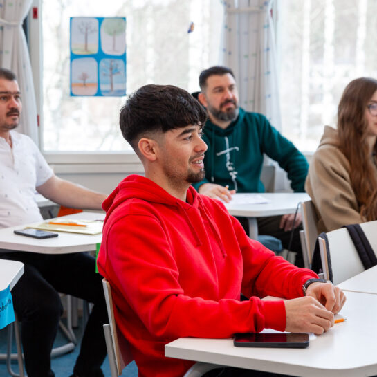 Maahanmuuttajat luokkahuoneessa.
