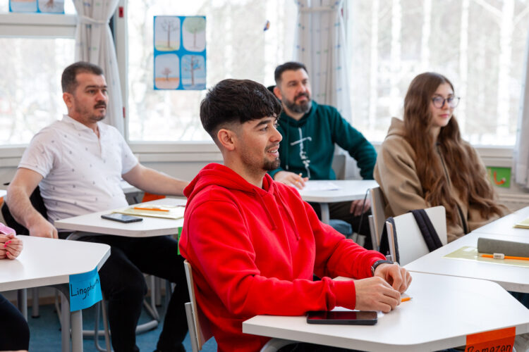 Maahanmuuttajat luokkahuoneessa.