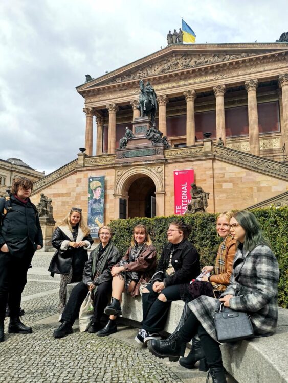 Joutsenon Opiston opiskelijoita opintomatkalla.