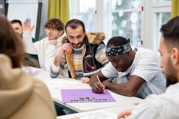 Kotoutumiskoulutus: maahanmuuttajat tunnilla.