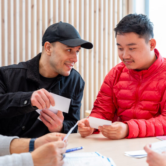 Kansanopiston maahanmuuttajaopsikelijat kielikoulutuksen tunnilla.