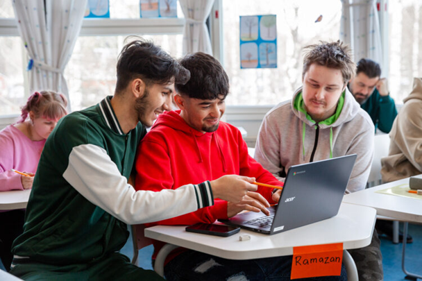 Kansanopistojen maahanmuuttajakoulutuksen opiskeljoita luokassa.  