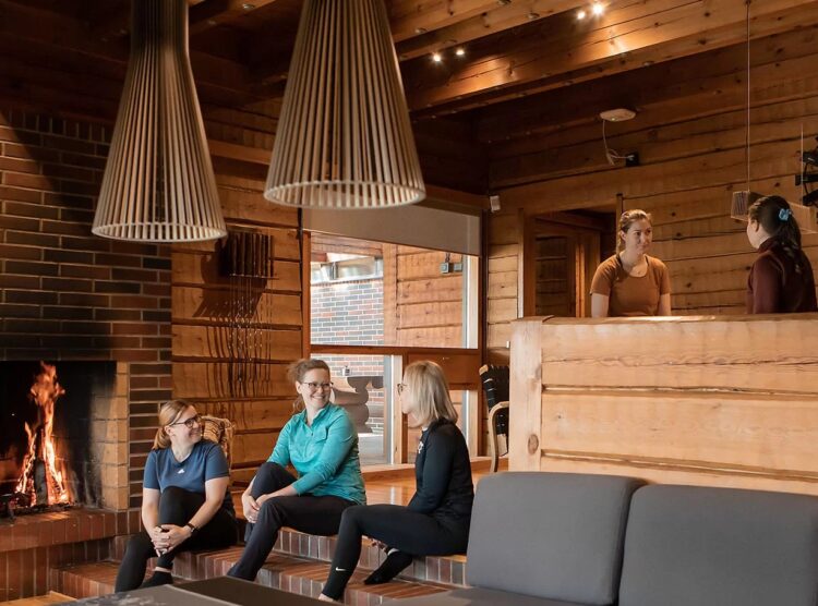 Ihmisiä keskustelemassa Murikanranna tiloissa.